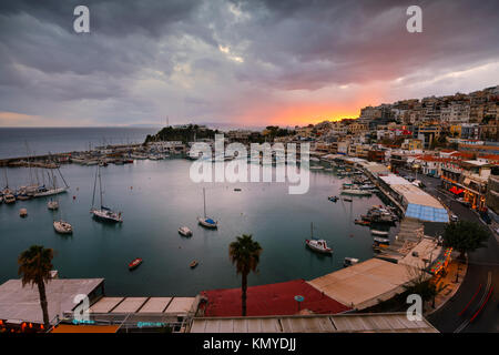 Abend im Hafen Mikrolimano in Athen, Griechenland. Stockfoto