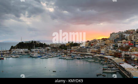 Abend im Hafen Mikrolimano in Athen, Griechenland. Stockfoto