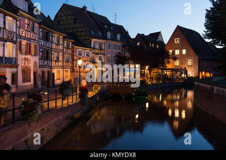 Malerische Maisons à Colombages (Fachwerkhäuser) und der Fluss Lauch in der Abenddämmerung im touristischen Viertel Petite Venise von Colmar, Elsass, Frankreich Stockfoto