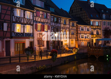 Malerische maisons à colombages (Fachwerkhäuser) in der Abenddämmerung in der Petite Venice Viertel von Colmar Stockfoto