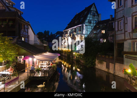 Restaurants im Restaurant Les Bateliers neben dem Fluss La Lauch und Maisons à Colombage im Viertel Petite Venise in Colmar, Elsass, Frankreich Stockfoto