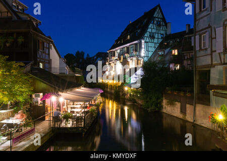 Restaurants im Restaurant Les Bateliers neben dem Fluss La Lauch und Maisons à Colombage im Viertel Petite Venise in Colmar, Elsass, Frankreich Stockfoto