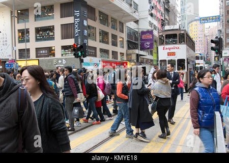 Menschen, die Einkaufen in Mong Kok Straße in Hongkong Stockfoto