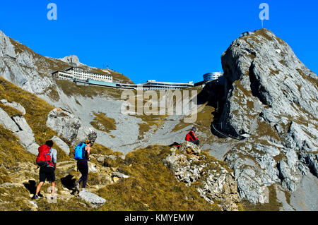 Wanderer in die Pilatus massiv, hinter Hotel Pilatus Kulm und Pilatus Bellevue, Peak Esel, Alpnachstad, Schweiz Stockfoto