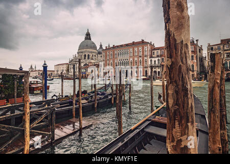 Grand Canal und der Basilika Santa Maria della Salute, mit Gondeln um einen hölzernen Pier und Gebäude auf der Bank in der historischen und erstaunliche Marine abschleppen Stockfoto