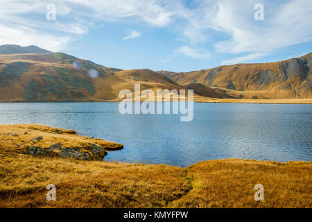 Black Rock See im Herbst Farben, Grenze See zwischen Georgien und Russland, lagodechi National Park, Georgia Stockfoto