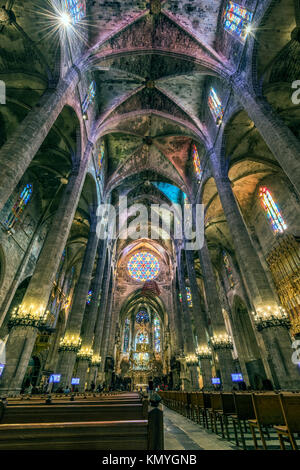 Innenansicht der Kathedrale Santa Maria von Palma oder Catedral de Santa Maria de Palma de Mallorca, Palma De Mallorca, Balearen, Spanien Stockfoto