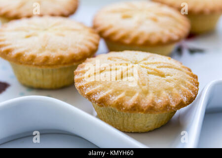 Mince Pies auf Ein bunter Teller Stockfoto