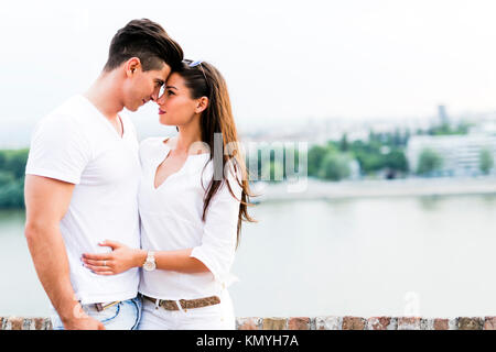 Junge schöne Paar Nasen reiben als Zeichen der Liebe Stockfoto