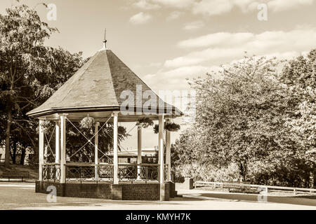 Musikpavillon in Telford Park, Telford, Shropshire Vereinigtes Königreich. Bild auf der 15. Juli 2014 entnommen und zu einem Sepia Ton umgewandelt Stockfoto