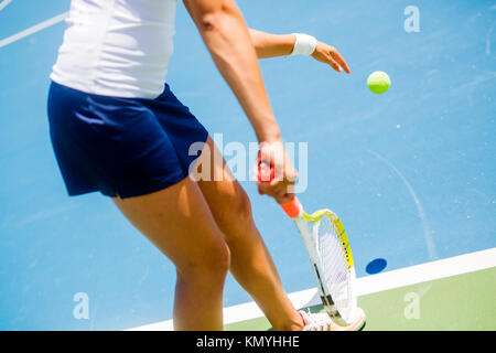 Schöne weibliche Tennisspieler dienen Stockfoto