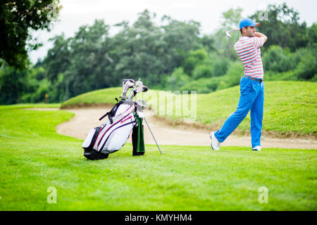 Golfspieler üben und Konzentration vor und nach dem Schuss Stockfoto