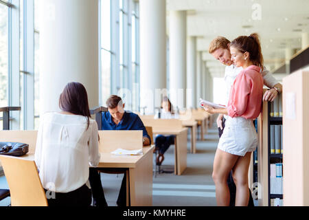 Junge Studenten zusammen studieren Stockfoto