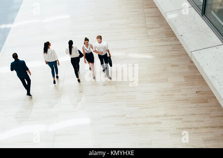 Junge Unternehmer vor Beginn der Arbeiten Stockfoto
