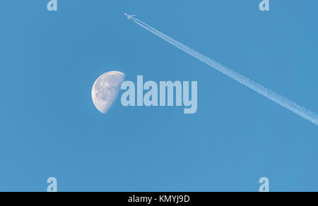 Abnehmender Mond in der Nähe von Gibbous letztes Viertel, tagsüber Geschossen mit einem Flugzeug über den Mond. Stockfoto