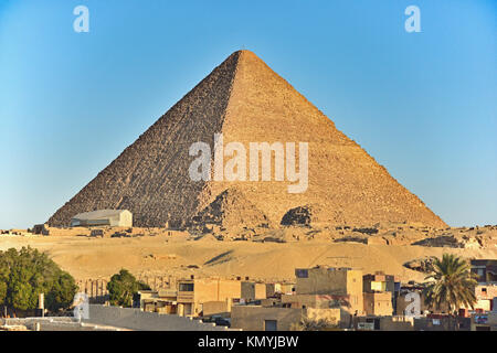 Pyramide von Khufu (Cheops) mit der neuen Solarboot Museum an seiner Unterseite. Foto im Jahr 2017 übernommen. Stockfoto