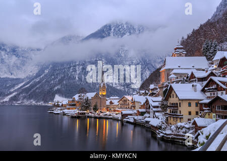 Winter Abend in Hallstatt am Hallstätter See Stockfoto