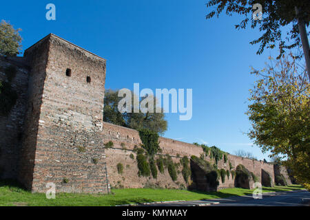 Außenansicht der Aurelianischen Stadtmauer. Rom, Italien. Stockfoto