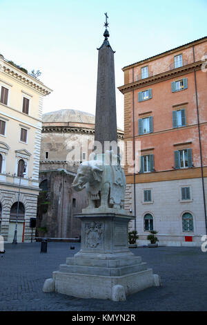 Denkmal der Elefant von Bernini an der Piazza Della Minerva in Rom, Italien Stockfoto