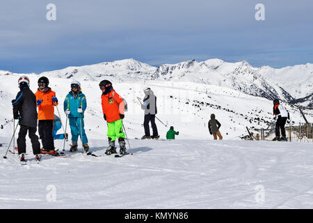 Pyrenäen, ANDORRA - Februar 10, 2017: Gruppe der unbekannte Jugendliche in Ski Resort. Ein Blick auf die Berge vom Beginn der Abstieg, den Pyrenäen, Ando Stockfoto