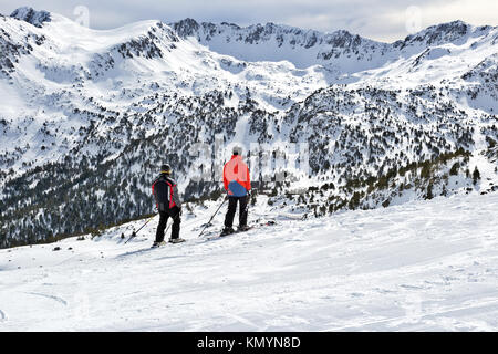 Pyrenäen, ANDORRA - Februar 10, 2017: Zwei Skifahrer im Skigebiet Blick auf ferne Berge. Ein Blick auf die Berge vom Beginn der Abstieg, den Pyrenee Stockfoto