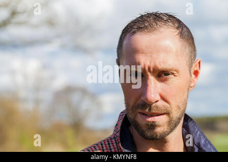 Junger Mann mit karierten jacke Portrait Stockfoto