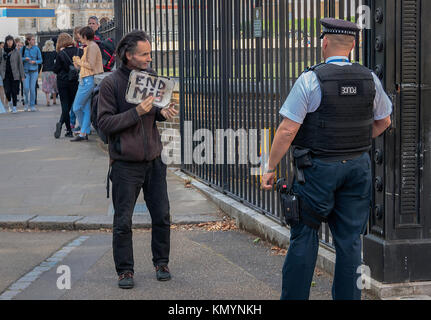 Demonstrant außerhalb 10 Downing Street, London, die für ein Ende von MI 5 12. Juli 2017. Stockfoto