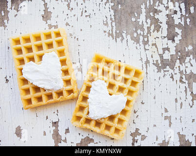 Sehr schöne Belgische Waffeln auf einem alten Tabelle Stockfoto