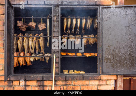 Fisch ist in ein Raucher, Mielno, Polen 2017 geraucht. Stockfoto