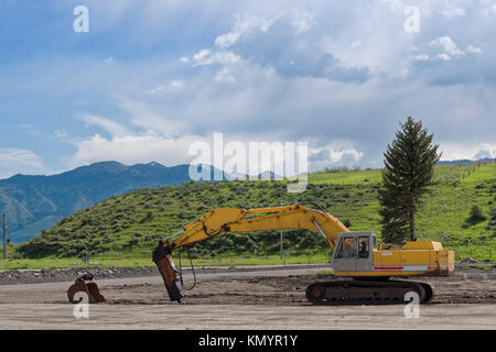 Heavy-Duty hydraulische Raupenbagger auf Schmutz-Feld auf einer Baustelle Stockfoto