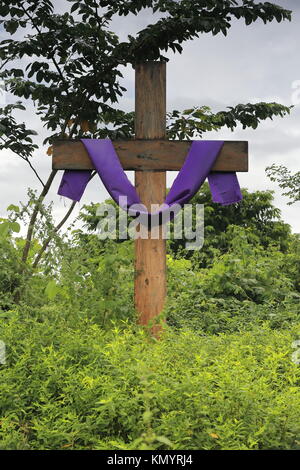 Purpur gekleidet Holzkreuz - eine der 14 Stationen auf dem Kreuzweg entlang Naang Kastila-Volcano Trail bis zum Kratersee auf Vulkan Insel Stockfoto