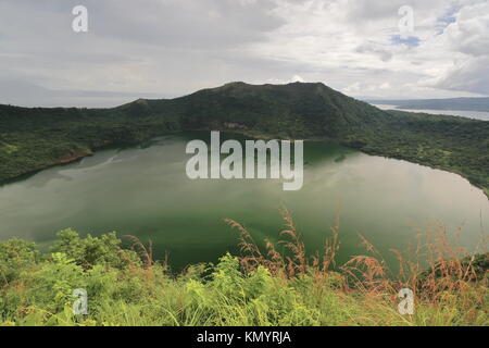 Nach starkem Regen - Vulcan Point ist eine kleine Felseninsel in der Main Crater Lake, liegt auf einer Insel in einem See auf einer Insel. Vulkan Island-Taal L Stockfoto