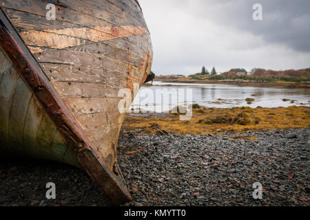 Zwei verlassene Fischerboote im Salen Sound, Isle of Mull, Innere Hebriden, Schottland Stockfoto