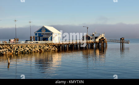 Markt auf dem Pier mit eine Nebelbank in den Hintergrund in Sidney, BC Stockfoto