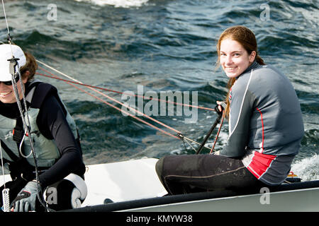 Lake Macquarie, Australien - 16 April. 2013: Kinder, die in der australischen kombiniert High School Segeln Meisterschaften konkurrieren. Junge Kandidaten Racing Stockfoto