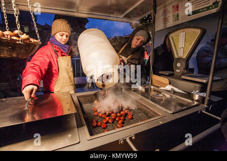 Stand mit heissen Kastanien - Winter Spezialität zu Weihnachten in Prag, Altstädter Ring, die Tschechische Republik, 2. Dezember Stockfoto