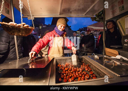 Stand mit heissen Kastanien - Winter Spezialität zu Weihnachten in Prag, Altstädter Ring, die Tschechische Republik, 2. Dezember Stockfoto