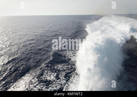 Markierung auf der Oberfläche des Wassers hinter einem schnell fahrenden Boot auf dem Meer. Stockfoto