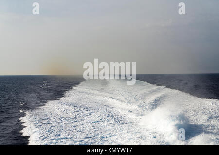 Markierung auf der Oberfläche des Wassers hinter einem schnell fahrenden Boot auf dem Meer. Stockfoto