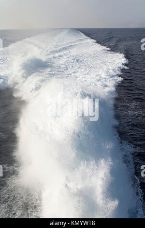 Markierung auf der Oberfläche des Wassers hinter einem schnell fahrenden Boot auf dem Meer. Stockfoto