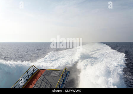 Markierung auf der Oberfläche des Wassers hinter einem schnell fahrenden Boot auf dem Meer. Stockfoto