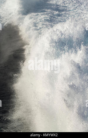 Markierung auf der Oberfläche des Wassers hinter einem schnell fahrenden Boot auf dem Meer. Stockfoto