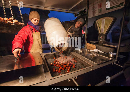 Stand mit heissen Kastanien - Winter Spezialität zu Weihnachten in Prag, Altstädter Ring, die Tschechische Republik, 2. Dezember Stockfoto