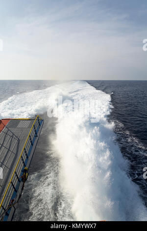 Markierung auf der Oberfläche des Wassers hinter einem schnell fahrenden Boot auf dem Meer. Stockfoto