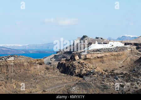 Die Berge von Santorini, an einem bewölkten Tag. Die weißen Berge, der Sand. Stockfoto