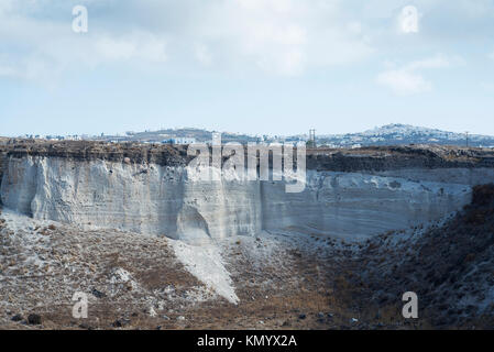 Die Berge von Santorini, an einem bewölkten Tag. Die weißen Berge, der Sand. Stockfoto