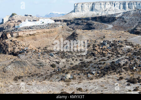 Die Berge von Santorini, an einem bewölkten Tag. Die weißen Berge, der Sand. Stockfoto