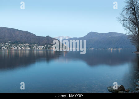 Luganer See zwischen Ponte Tresa und Porto Ceresio Italien. Blick auf die Schweiz, Morcote Dorf, Monte San Giorgio, UNESCO-Welterbe Stockfoto