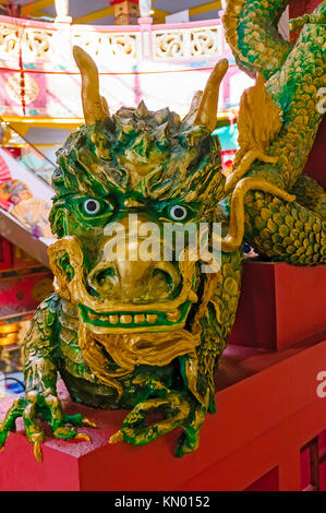 Kiew, Ukraine - 22. Mai 2010: Lustig, Grün und Gold Chinese Dragon Skulptur in der Dreamtown kommerziellen Zentrum von Kiew, Ukraine Stockfoto