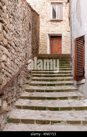 Treppen in Sassocorvaro, einer kleinen Stadt in der Montefeltro in der Region Marken in Italien Stockfoto